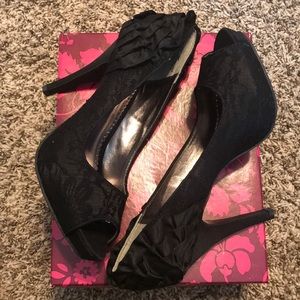 Lulu Townsend - 'Gloria' Black Ruffled Heel Pump